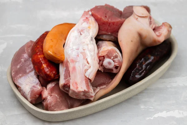 陶瓷背景下典型的葡萄牙菜的肉和熏制香肠 — 图库照片