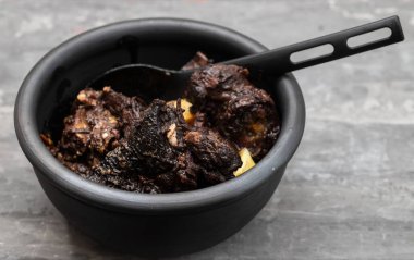 Eski keçi eti Chanfana, geleneksel Portekizce, tavada kızartılmış.. 