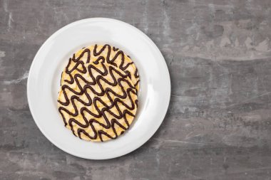 Beyaz tabakta çikolatalı mısır krakerleri