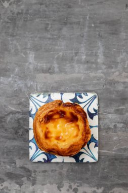 Seramik arka planda tipik Portekiz yumurtalı tart pastel de nata