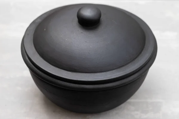 Mały Piękny Czarny Ceramiczny Garnek Ceramicznym Tle — Zdjęcie stockowe