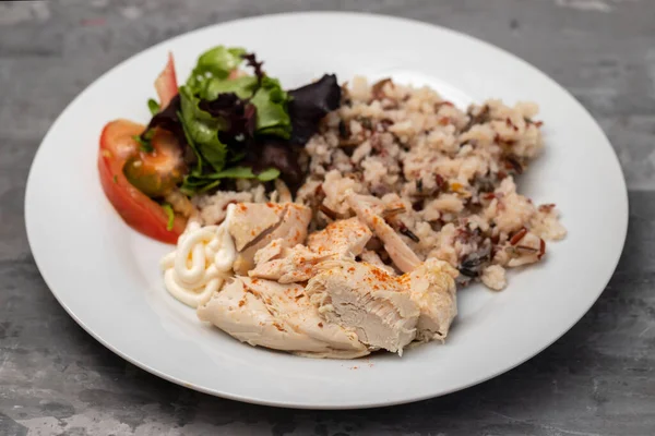 Peito de frango com arroz fervido e salada em prato branco — Fotografia de Stock