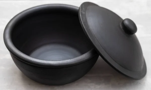 Kleine schöne schwarze Keramik — Stockfoto