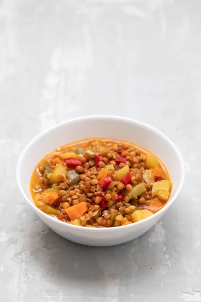 Lentilha Com Pimenta Courgette Cebola Prato Branco Fundo Cerâmico — Fotografia de Stock