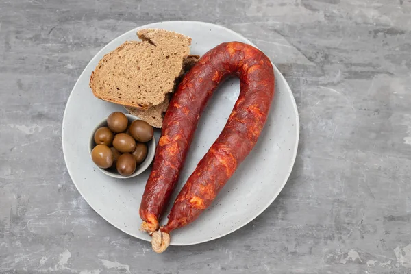 Chourico Saucisse Fumée Portugaise Typique Avec Des Olives Pain Dans — Photo