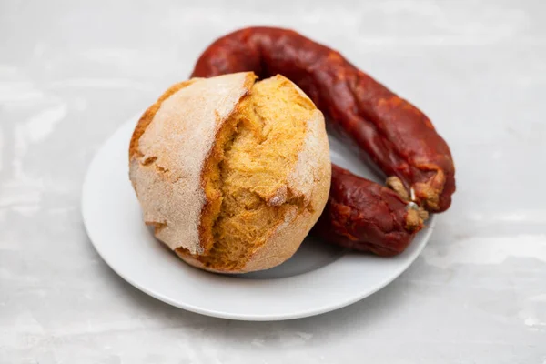 Τυπικό Πορτογαλικό Ψωμί Καλαμποκιού Καπνιστό Λουκάνικο Chourico Λευκό Πιάτο — Φωτογραφία Αρχείου