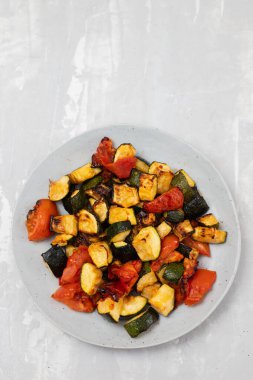 çatal ve bıçaklı fırında kabak ve domates.