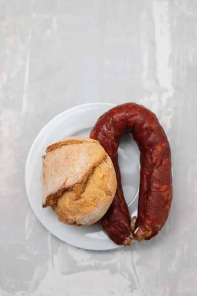 Chourico aux saucisses fumées portugaises typiques aux olives et au pain — Photo