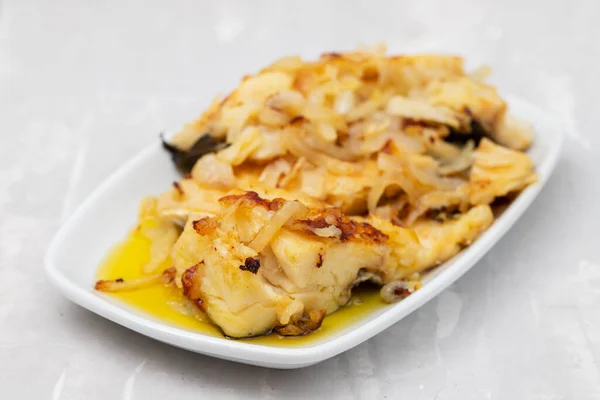 Tipik Portekiz füme sosis chourico zeytin ve ekmek. — Stok fotoğraf