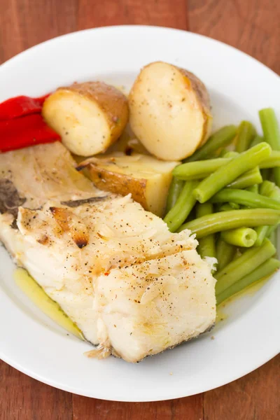 Pescado con verduras en plato blanco — Foto de Stock