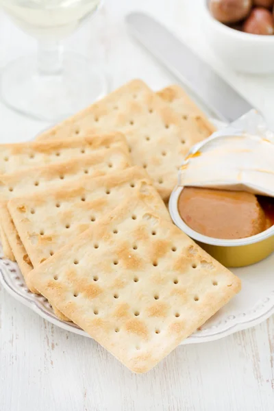 Pain grillé avec pâté sur plaque — Photo