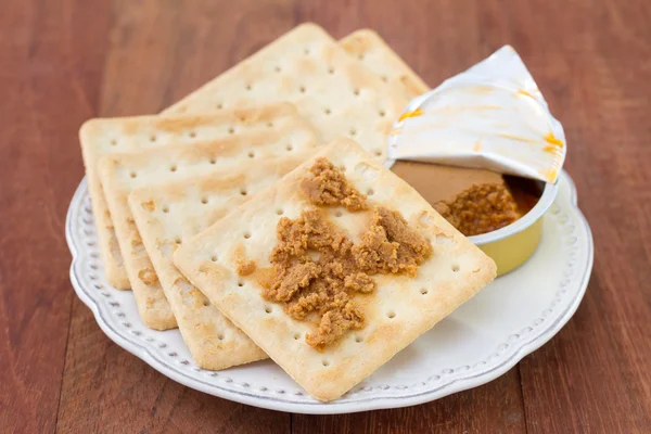 Pain grillé avec pâté sur plaque — Photo