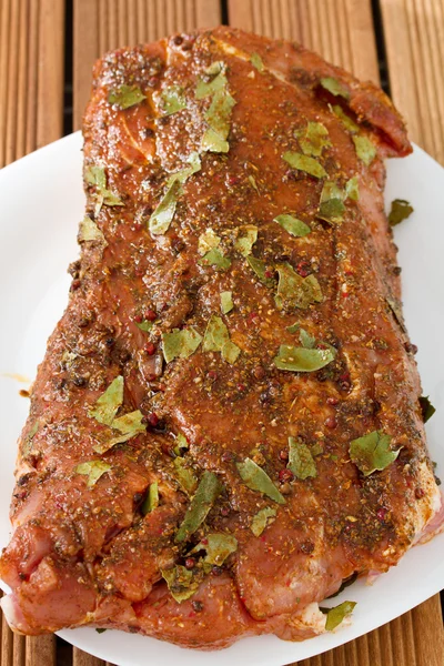Syrové vepřové maso s pepřem na bílé nádobí — Stock fotografie