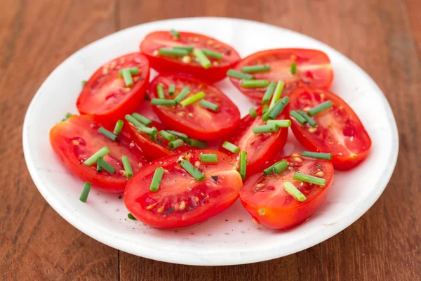 Plaka yeşil soğan domates — Stok fotoğraf
