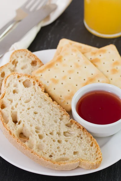 Bröd med jordgubbssylt — Stockfoto