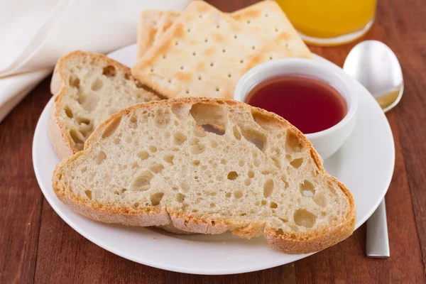 Bröd med jordgubbssylt — Stockfoto