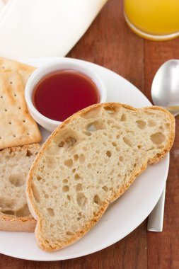 marmelat ve meyve suyu ile ekmek