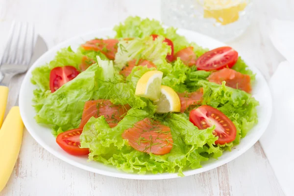 Salaatti savustettu lohi ja tomaatti kirsikka — kuvapankkivalokuva