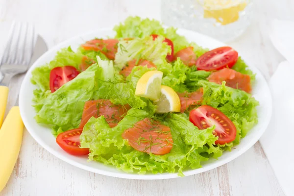 Sallad med rökt lax och tomat körsbär — Stockfoto