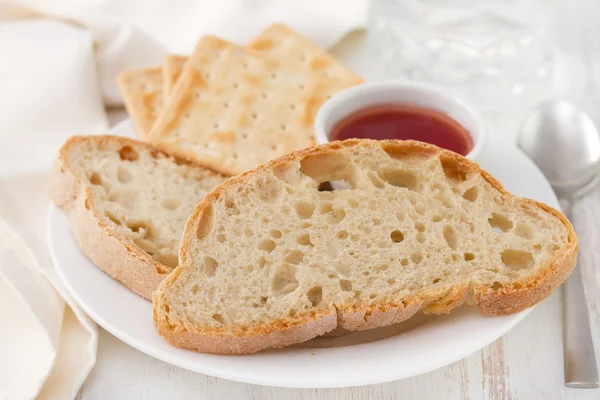 Brot, Toast und Marmelade auf Teller — Stockfoto