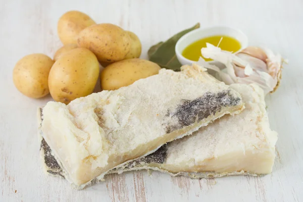 Bacalao salado con patata, aceite y ajo — Foto de Stock