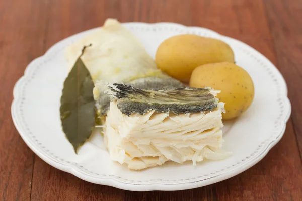 Bacalhau cozido com batata no prato — Fotografia de Stock