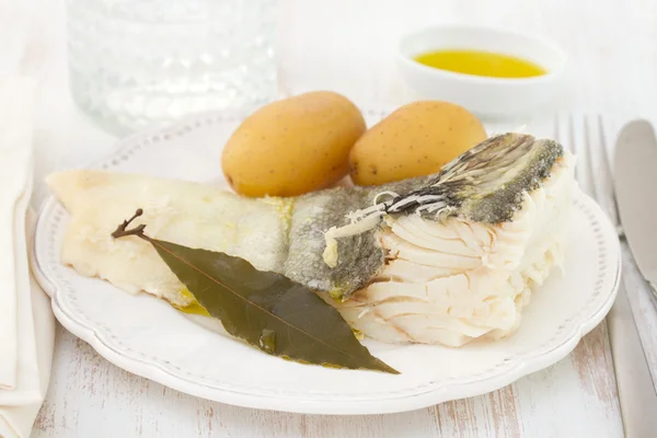 Bacalhau cozido com batata no prato — Fotografia de Stock