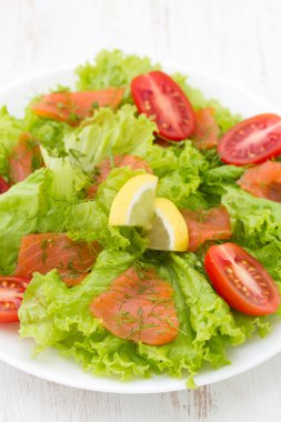 Füme balık salatası