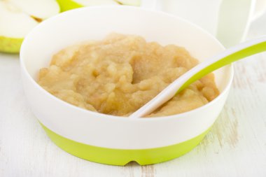 Kaşık ile meyve püresi