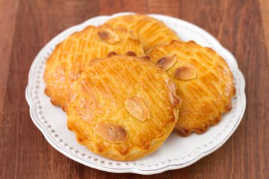 Beyaz tabakta çerezler