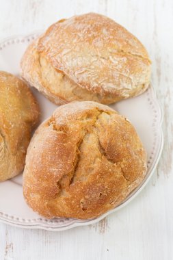 Beyaz tabak üzerinde ekmek