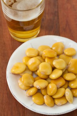 Lupnis üzerinde beyaz tabak