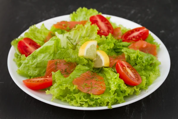 Salada com peixe fumado — Fotografia de Stock