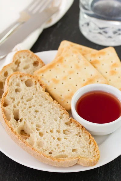 Pane con marmellata e bicchiere d'acqua — Foto Stock