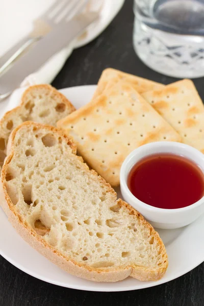 Pan con mermelada y vaso de agua — Foto de Stock