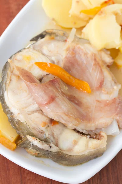 Estofado de pescado en plato blanco —  Fotos de Stock