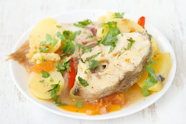 Guisado de peixe na placa branca — Fotografia de Stock