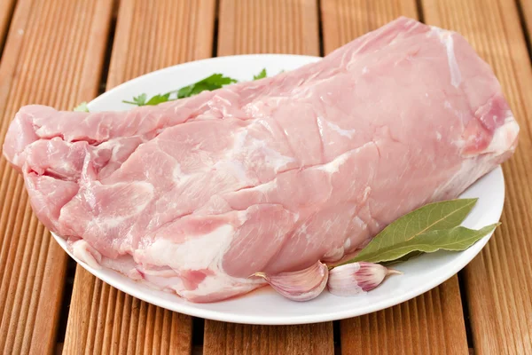 Carne di maiale cruda in piatto bianco — Foto Stock