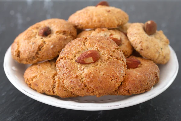 Soubory cookie mandle na bílé desce — Stock fotografie