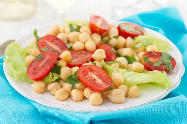 Vegetable salad with chick pea — Stock Photo, Image