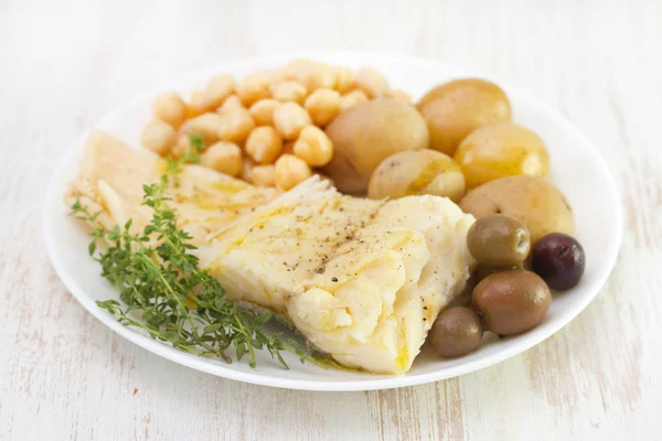 Kabeljauw vissen met chick-pea en aardappel — Stockfoto