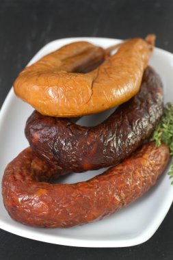 sosis yemeğin üzerine