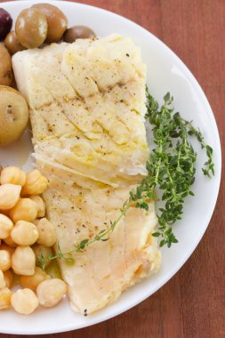 Patates ve nohut plaka üzerinde balık