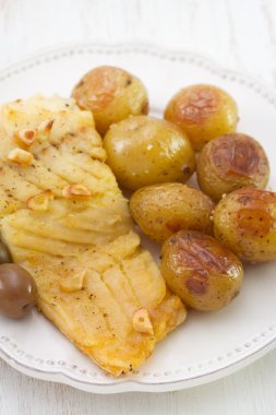 Morina balığı patates ve zeytin ile