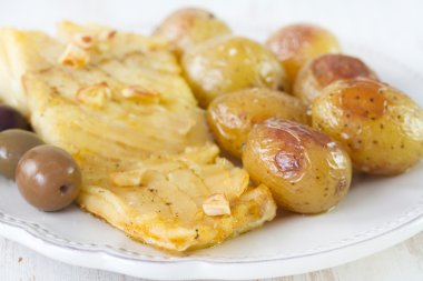 Morina balığı patates ve zeytin ile