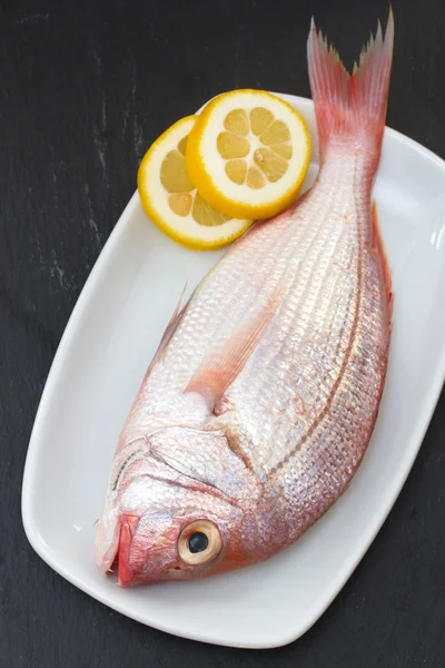 Fresh fish with lemon — Stock Photo, Image