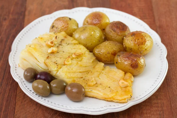 Morina plaka üzerinde patates ile