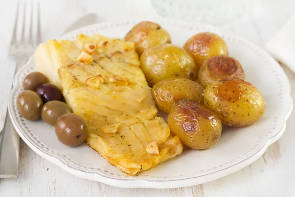 Bacalhau com batata e azeitonas — Fotografia de Stock
