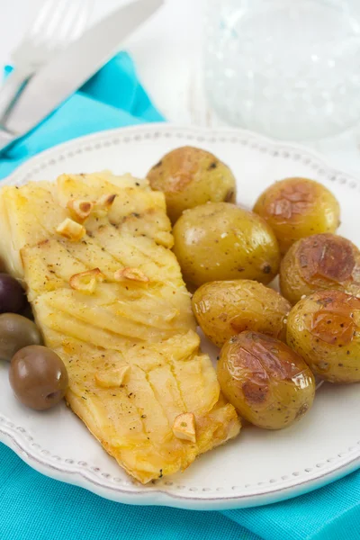 Torsk fisk med potatis och Oliver — Stockfoto