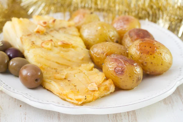 Cod fish with potato and olives — Stock Photo, Image